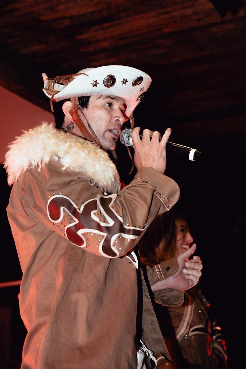 Reginaldo cantando com luz vermelha