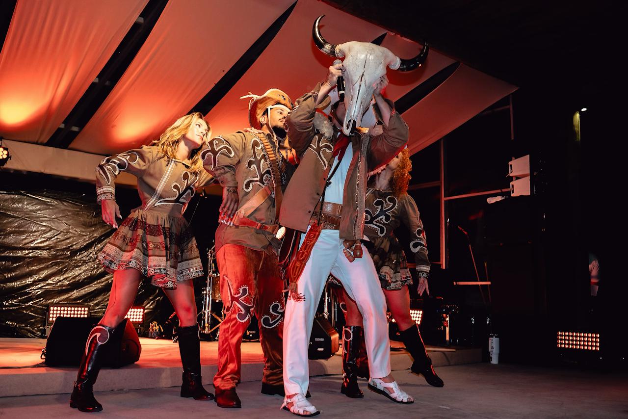 Performance com cabeça de boi no palco