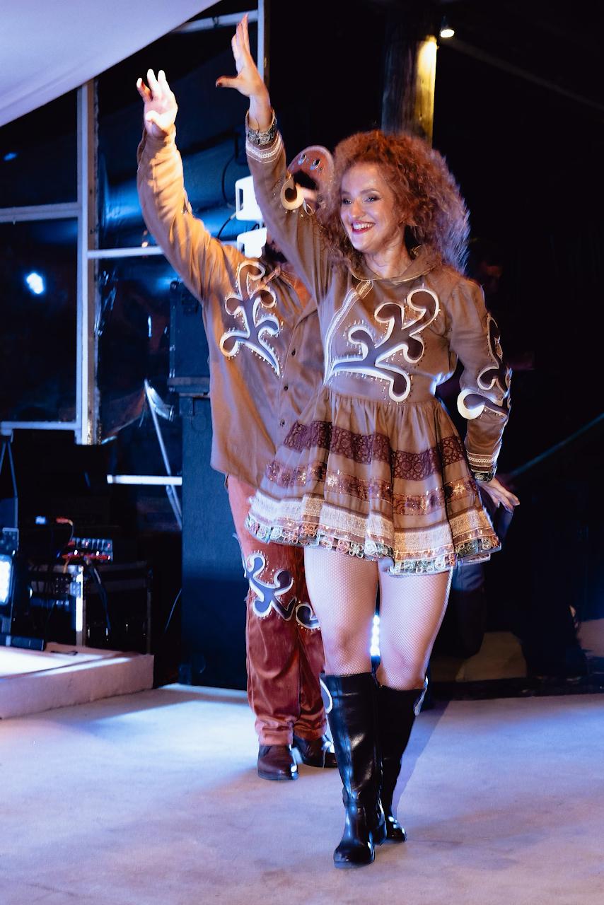 Reginaldo com bailarina em figurino bordado